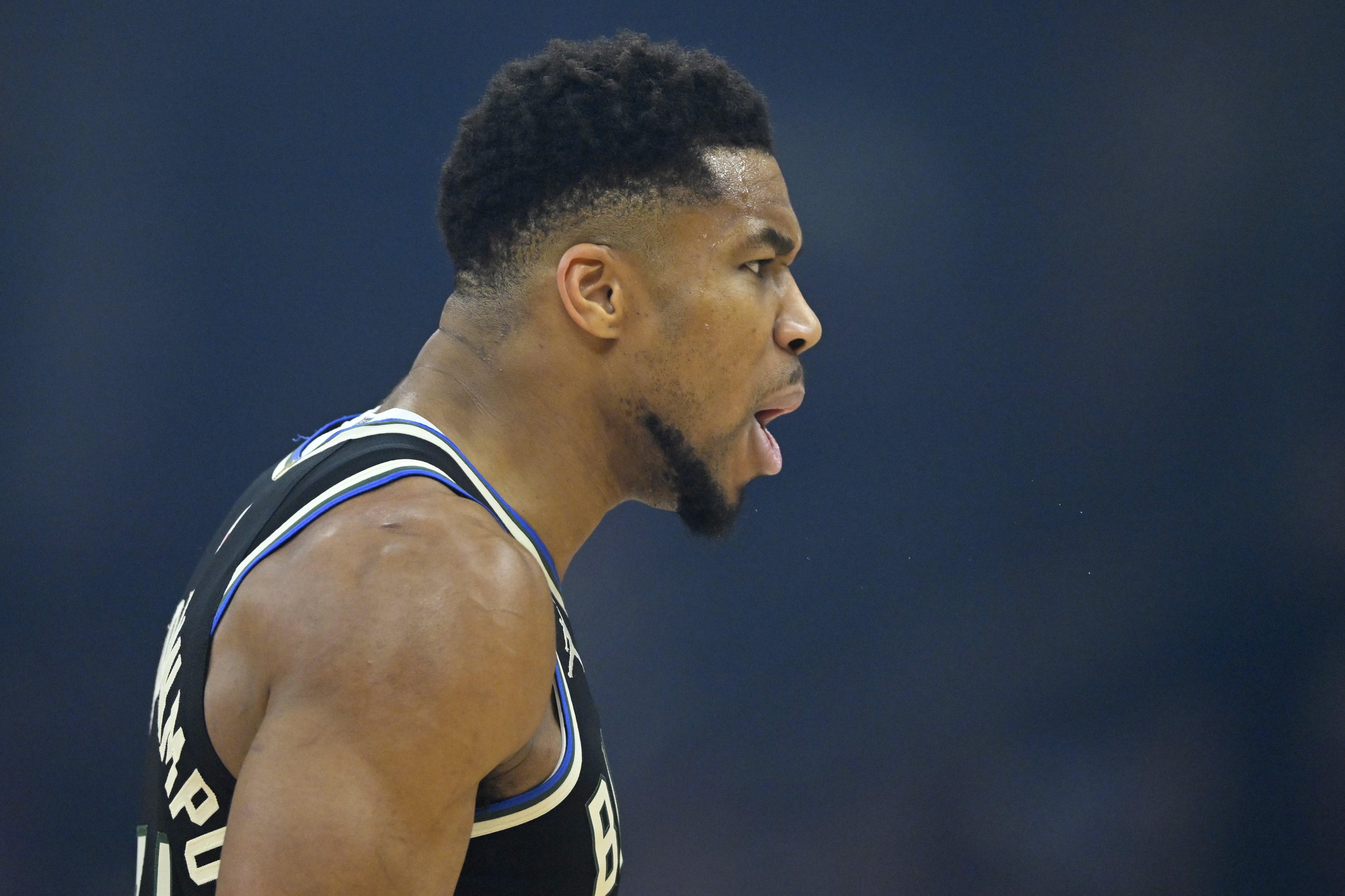 PG电子中国官网-仍然是怪兽！字母哥持球推进直接杀篮下 隔着两人完成炸扣